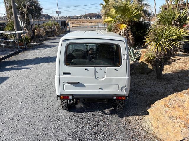 ジムニー ランドベンチャー　ＡＣ　ＰＳ　ＡＴ　リフトアップ　最終型改造公認車　前後社外バンパー　社外ＡＷ　ＭＴタイヤ　純正ＯＰモモハン　純正ＯＰサイホーンＢ　純正ＯＰクォーツ時計　　ＲＥＣＡＲＯシート　１型グリル　ＣＤオーディオ（15枚目）