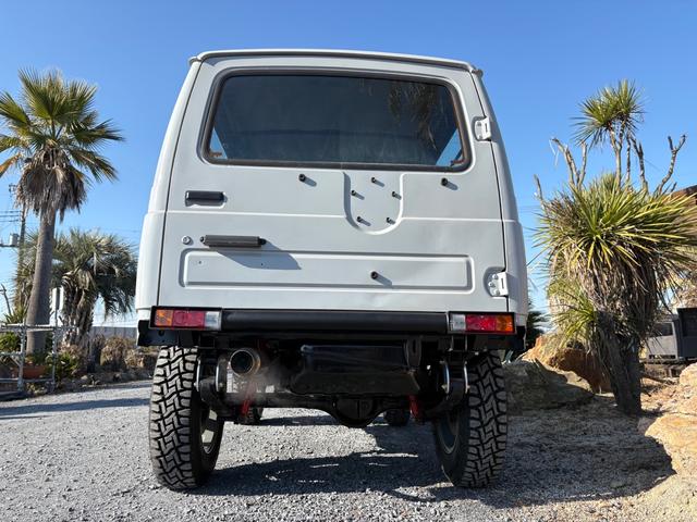 ジムニー ランドベンチャー　ＡＣ　ＰＳ　ＡＴ　リフトアップ　最終型改造公認車　前後社外バンパー　社外ＡＷ　ＭＴタイヤ　純正ＯＰモモハン　純正ＯＰサイホーンＢ　純正ＯＰクォーツ時計　　ＲＥＣＡＲＯシート　１型グリル　ＣＤオーディオ（16枚目）