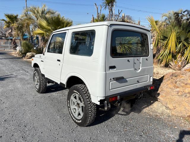 ジムニー ランドベンチャー　ＡＣ　ＰＳ　ＡＴ　リフトアップ　最終型改造公認車　前後社外バンパー　社外ＡＷ　ＭＴタイヤ　純正ＯＰモモハン　純正ＯＰサイホーンＢ　純正ＯＰクォーツ時計　　ＲＥＣＡＲＯシート　１型グリル　ＣＤオーディオ（17枚目）