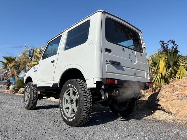 ジムニー ランドベンチャー　ＡＣ　ＰＳ　ＡＴ　リフトアップ　最終型改造公認車　前後社外バンパー　社外ＡＷ　ＭＴタイヤ　純正ＯＰモモハン　純正ＯＰサイホーンＢ　純正ＯＰクォーツ時計　　ＲＥＣＡＲＯシート　１型グリル　ＣＤオーディオ（19枚目）