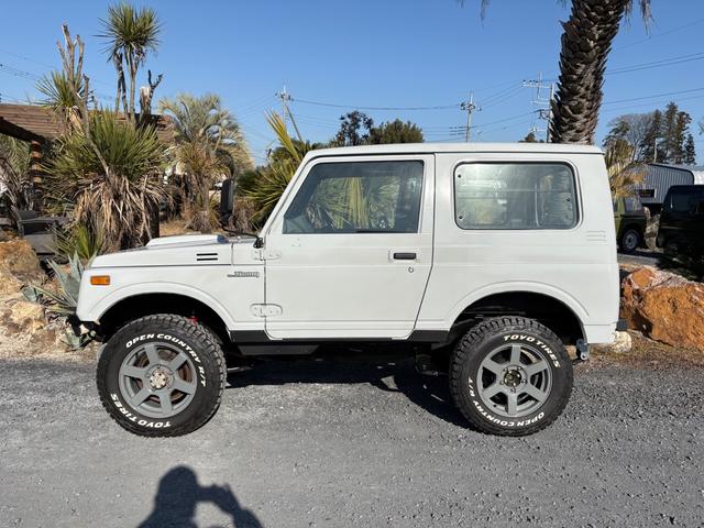 ジムニー ランドベンチャー　ＡＣ　ＰＳ　ＡＴ　リフトアップ　最終型改造公認車　前後社外バンパー　社外ＡＷ　ＭＴタイヤ　純正ＯＰモモハン　純正ＯＰサイホーンＢ　純正ＯＰクォーツ時計　　ＲＥＣＡＲＯシート　１型グリル　ＣＤオーディオ（20枚目）