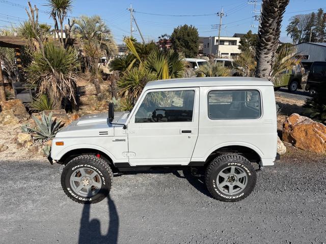 ジムニー ランドベンチャー　ＡＣ　ＰＳ　ＡＴ　リフトアップ　最終型改造公認車　前後社外バンパー　社外ＡＷ　ＭＴタイヤ　純正ＯＰモモハン　純正ＯＰサイホーンＢ　純正ＯＰクォーツ時計　　ＲＥＣＡＲＯシート　１型グリル　ＣＤオーディオ（21枚目）