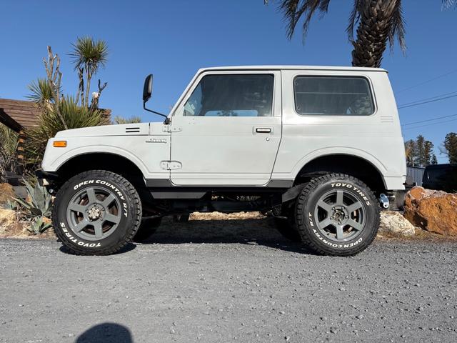 ジムニー ランドベンチャー　ＡＣ　ＰＳ　ＡＴ　リフトアップ　最終型改造公認車　前後社外バンパー　社外ＡＷ　ＭＴタイヤ　純正ＯＰモモハン　純正ＯＰサイホーンＢ　純正ＯＰクォーツ時計　　ＲＥＣＡＲＯシート　１型グリル　ＣＤオーディオ（22枚目）