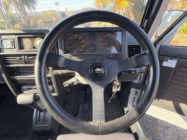 ジムニー ランドベンチャー　ＡＣ　ＰＳ　ＡＴ　リフトアップ　最終型改造公認車　前後社外バンパー　社外ＡＷ　ＭＴタイヤ　純正ＯＰモモハン　純正ＯＰサイホーンＢ　純正ＯＰクォーツ時計　　ＲＥＣＡＲＯシート　１型グリル　ＣＤオーディオ（30枚目）