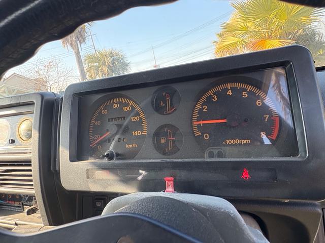 ジムニー ランドベンチャー　ＡＣ　ＰＳ　ＡＴ　リフトアップ　最終型改造公認車　前後社外バンパー　社外ＡＷ　ＭＴタイヤ　純正ＯＰモモハン　純正ＯＰサイホーンＢ　純正ＯＰクォーツ時計　　ＲＥＣＡＲＯシート　１型グリル　ＣＤオーディオ（32枚目）