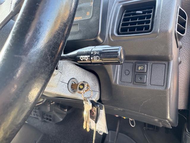 ジムニー ランドベンチャー　ＡＣ　ＰＳ　ＡＴ　リフトアップ　最終型改造公認車　前後社外バンパー　社外ＡＷ　ＭＴタイヤ　純正ＯＰモモハン　純正ＯＰサイホーンＢ　純正ＯＰクォーツ時計　　ＲＥＣＡＲＯシート　１型グリル　ＣＤオーディオ（33枚目）