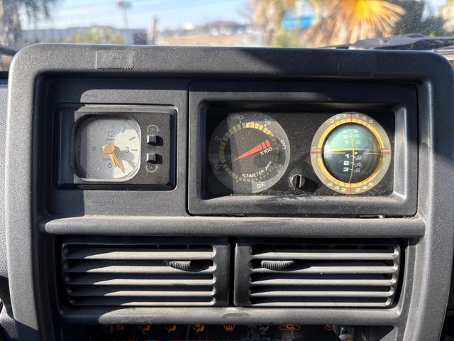 ジムニー ランドベンチャー　ＡＣ　ＰＳ　ＡＴ　リフトアップ　最終型改造公認車　前後社外バンパー　社外ＡＷ　ＭＴタイヤ　純正ＯＰモモハン　純正ＯＰサイホーンＢ　純正ＯＰクォーツ時計　　ＲＥＣＡＲＯシート　１型グリル　ＣＤオーディオ（35枚目）