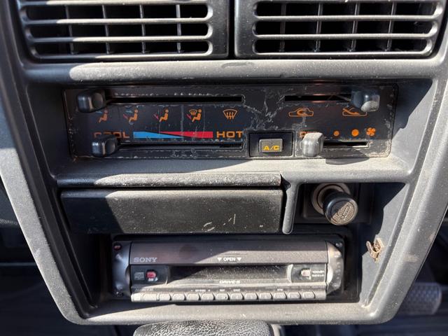 ジムニー ランドベンチャー　ＡＣ　ＰＳ　ＡＴ　リフトアップ　最終型改造公認車　前後社外バンパー　社外ＡＷ　ＭＴタイヤ　純正ＯＰモモハン　純正ＯＰサイホーンＢ　純正ＯＰクォーツ時計　　ＲＥＣＡＲＯシート　１型グリル　ＣＤオーディオ（36枚目）