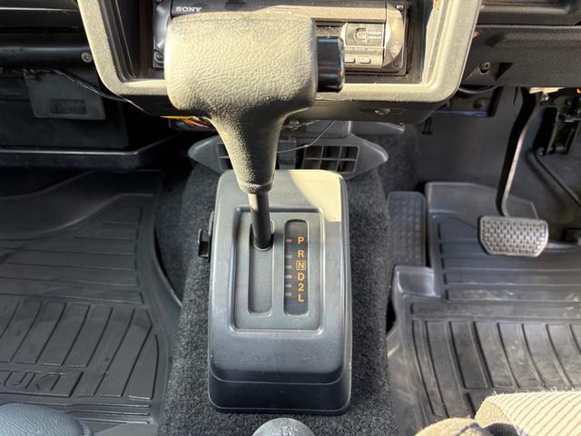 ジムニー ランドベンチャー　ＡＣ　ＰＳ　ＡＴ　リフトアップ　最終型改造公認車　前後社外バンパー　社外ＡＷ　ＭＴタイヤ　純正ＯＰモモハン　純正ＯＰサイホーンＢ　純正ＯＰクォーツ時計　　ＲＥＣＡＲＯシート　１型グリル　ＣＤオーディオ（41枚目）