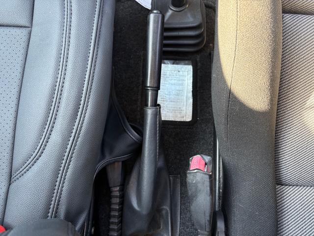 ジムニー ランドベンチャー　ＡＣ　ＰＳ　ＡＴ　リフトアップ　最終型改造公認車　前後社外バンパー　社外ＡＷ　ＭＴタイヤ　純正ＯＰモモハン　純正ＯＰサイホーンＢ　純正ＯＰクォーツ時計　　ＲＥＣＡＲＯシート　１型グリル　ＣＤオーディオ（42枚目）