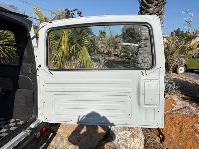 ジムニー ランドベンチャー　ＡＣ　ＰＳ　ＡＴ　リフトアップ　最終型改造公認車　前後社外バンパー　社外ＡＷ　ＭＴタイヤ　純正ＯＰモモハン　純正ＯＰサイホーンＢ　純正ＯＰクォーツ時計　　ＲＥＣＡＲＯシート　１型グリル　ＣＤオーディオ（45枚目）