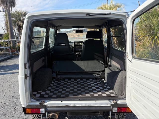 ジムニー ランドベンチャー　ＡＣ　ＰＳ　ＡＴ　リフトアップ　最終型改造公認車　前後社外バンパー　社外ＡＷ　ＭＴタイヤ　純正ＯＰモモハン　純正ＯＰサイホーンＢ　純正ＯＰクォーツ時計　　ＲＥＣＡＲＯシート　１型グリル　ＣＤオーディオ（46枚目）