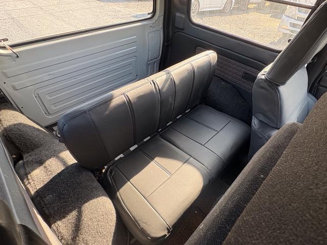 ジムニー ランドベンチャー　ＡＣ　ＰＳ　ＡＴ　リフトアップ　最終型改造公認車　前後社外バンパー　社外ＡＷ　ＭＴタイヤ　純正ＯＰモモハン　純正ＯＰサイホーンＢ　純正ＯＰクォーツ時計　　ＲＥＣＡＲＯシート　１型グリル　ＣＤオーディオ（47枚目）