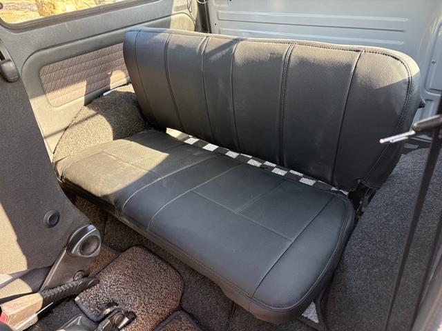 ジムニー ランドベンチャー　ＡＣ　ＰＳ　ＡＴ　リフトアップ　最終型改造公認車　前後社外バンパー　社外ＡＷ　ＭＴタイヤ　純正ＯＰモモハン　純正ＯＰサイホーンＢ　純正ＯＰクォーツ時計　　ＲＥＣＡＲＯシート　１型グリル　ＣＤオーディオ（48枚目）