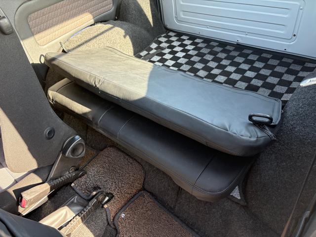 ジムニー ランドベンチャー　ＡＣ　ＰＳ　ＡＴ　リフトアップ　最終型改造公認車　前後社外バンパー　社外ＡＷ　ＭＴタイヤ　純正ＯＰモモハン　純正ＯＰサイホーンＢ　純正ＯＰクォーツ時計　　ＲＥＣＡＲＯシート　１型グリル　ＣＤオーディオ（49枚目）