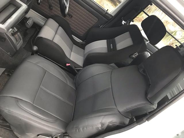 ジムニー ランドベンチャー　ＡＣ　ＰＳ　ＡＴ　リフトアップ　最終型改造公認車　前後社外バンパー　社外ＡＷ　ＭＴタイヤ　純正ＯＰモモハン　純正ＯＰサイホーンＢ　純正ＯＰクォーツ時計　　ＲＥＣＡＲＯシート　１型グリル　ＣＤオーディオ（54枚目）