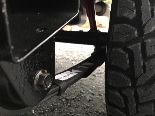 ジムニー ランドベンチャー　ＡＣ　ＰＳ　ＡＴ　リフトアップ　最終型改造公認車　前後社外バンパー　社外ＡＷ　ＭＴタイヤ　純正ＯＰモモハン　純正ＯＰサイホーンＢ　純正ＯＰクォーツ時計　　ＲＥＣＡＲＯシート　１型グリル　ＣＤオーディオ（64枚目）