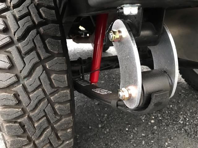 ジムニー ランドベンチャー　ＡＣ　ＰＳ　ＡＴ　リフトアップ　最終型改造公認車　前後社外バンパー　社外ＡＷ　ＭＴタイヤ　純正ＯＰモモハン　純正ＯＰサイホーンＢ　純正ＯＰクォーツ時計　　ＲＥＣＡＲＯシート　１型グリル　ＣＤオーディオ（65枚目）