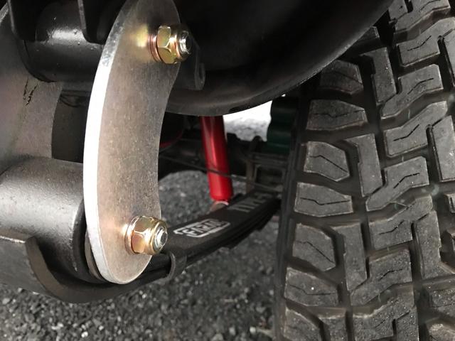 ジムニー ランドベンチャー　ＡＣ　ＰＳ　ＡＴ　リフトアップ　最終型改造公認車　前後社外バンパー　社外ＡＷ　ＭＴタイヤ　純正ＯＰモモハン　純正ＯＰサイホーンＢ　純正ＯＰクォーツ時計　　ＲＥＣＡＲＯシート　１型グリル　ＣＤオーディオ（66枚目）