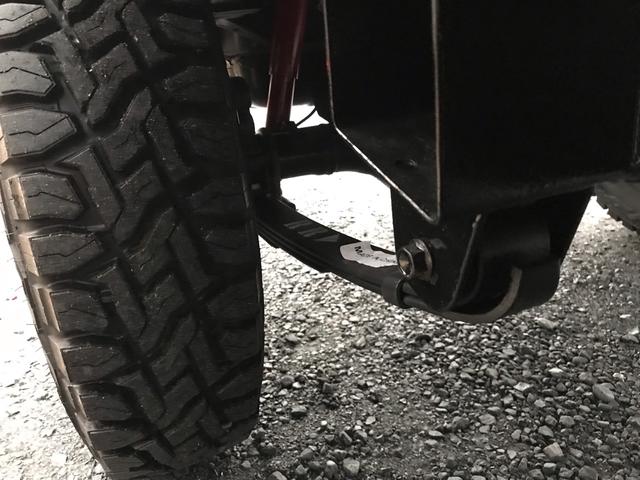 ジムニー ランドベンチャー　ＡＣ　ＰＳ　ＡＴ　リフトアップ　最終型改造公認車　前後社外バンパー　社外ＡＷ　ＭＴタイヤ　純正ＯＰモモハン　純正ＯＰサイホーンＢ　純正ＯＰクォーツ時計　　ＲＥＣＡＲＯシート　１型グリル　ＣＤオーディオ（67枚目）