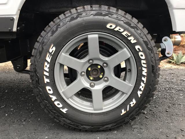 ジムニー ランドベンチャー　ＡＣ　ＰＳ　ＡＴ　リフトアップ　最終型改造公認車　前後社外バンパー　社外ＡＷ　ＭＴタイヤ　純正ＯＰモモハン　純正ＯＰサイホーンＢ　純正ＯＰクォーツ時計　　ＲＥＣＡＲＯシート　１型グリル　ＣＤオーディオ（71枚目）