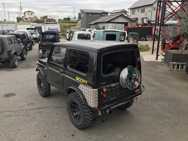 ジムニー スコットリミテッド AC PS 5MT 純正色 社外リーフリフトアップ 改造公認車 R3年小型貨物登録車 社外前後バンパーシシ狩りバンパー大 社外タンクガード 社外マフラー 社外ハンドル 社外AW MTタイヤ 社外ノブ(18枚目)