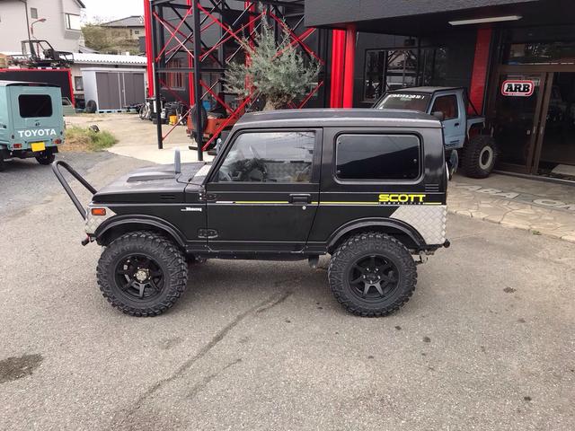 ジムニー スコットリミテッド AC PS 5MT 純正色 社外リーフリフトアップ 改造公認車 R3年小型貨物登録車 社外前後バンパーシシ狩りバンパー大 社外タンクガード 社外マフラー 社外ハンドル 社外AW MTタイヤ 社外ノブ(20枚目)