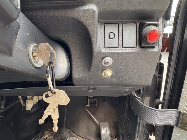 ジムニー スコットリミテッド AC PS 5MT 純正色 社外リーフリフトアップ 改造公認車 R3年小型貨物登録車 社外前後バンパーシシ狩りバンパー大 社外タンクガード 社外マフラー 社外ハンドル 社外AW MTタイヤ 社外ノブ(29枚目)