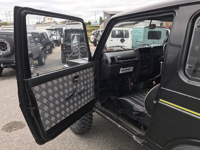 ジムニー スコットリミテッド AC PS 5MT 純正色 社外リーフリフトアップ 改造公認車 R3年小型貨物登録車 社外前後バンパーシシ狩りバンパー大 社外タンクガード 社外マフラー 社外ハンドル 社外AW MTタイヤ 社外ノブ(34枚目)