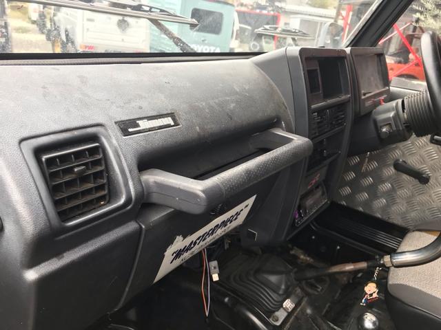 ジムニー スコットリミテッド AC PS 5MT 純正色 社外リーフリフトアップ 改造公認車 R3年小型貨物登録車 社外前後バンパーシシ狩りバンパー大 社外タンクガード 社外マフラー 社外ハンドル 社外AW MTタイヤ 社外ノブ(37枚目)