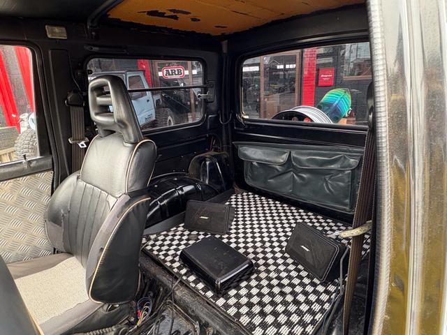 ジムニー スコットリミテッド AC PS 5MT 純正色 社外リーフリフトアップ 改造公認車 R3年小型貨物登録車 社外前後バンパーシシ狩りバンパー大 社外タンクガード 社外マフラー 社外ハンドル 社外AW MTタイヤ 社外ノブ(42枚目)