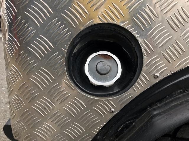 ジムニー スコットリミテッド AC PS 5MT 純正色 社外リーフリフトアップ 改造公認車 R3年小型貨物登録車 社外前後バンパーシシ狩りバンパー大 社外タンクガード 社外マフラー 社外ハンドル 社外AW MTタイヤ 社外ノブ(55枚目)