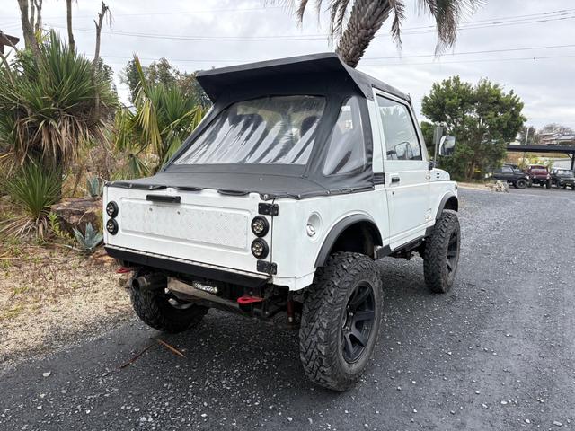 ジムニー CC AC PS 5MT 純正色 社外リーフリフトアップ JA22電動パワステ装着 BRIDEシートフルバケ 外ホイールMTタイヤ 外幌 1型グリル サイドシルガード 外追加メーター MOMOハン ウィンチ(10枚目)