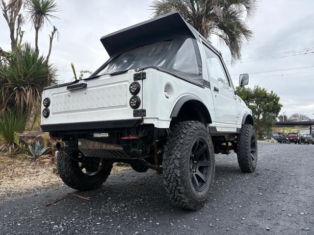 ジムニー CC AC PS 5MT 純正色 社外リーフリフトアップ JA22電動パワステ装着 BRIDEシートフルバケ 外ホイールMTタイヤ 外幌 1型グリル サイドシルガード 外追加メーター MOMOハン ウィンチ(11枚目)