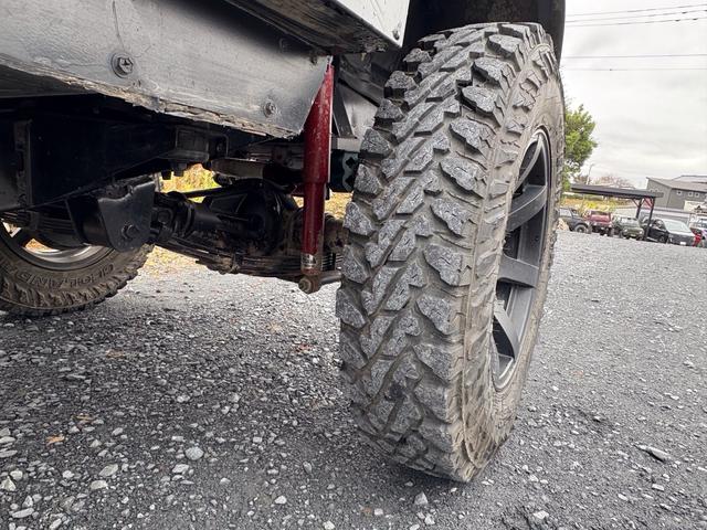 ジムニー CC AC PS 5MT 純正色 社外リーフリフトアップ JA22電動パワステ装着 BRIDEシートフルバケ 外ホイールMTタイヤ 外幌 1型グリル サイドシルガード 外追加メーター MOMOハン ウィンチ(25枚目)