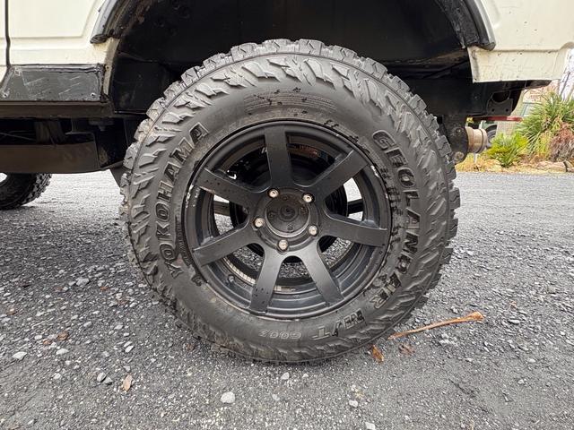 ジムニー CC AC PS 5MT 純正色 社外リーフリフトアップ JA22電動パワステ装着 BRIDEシートフルバケ 外ホイールMTタイヤ 外幌 1型グリル サイドシルガード 外追加メーター MOMOハン ウィンチ(30枚目)