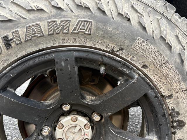 ジムニー CC AC PS 5MT 純正色 社外リーフリフトアップ JA22電動パワステ装着 BRIDEシートフルバケ 外ホイールMTタイヤ 外幌 1型グリル サイドシルガード 外追加メーター MOMOハン ウィンチ(35枚目)