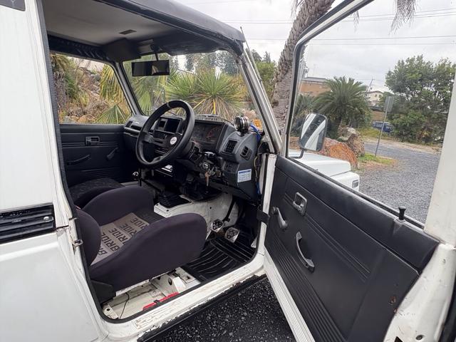 ジムニー CC AC PS 5MT 純正色 社外リーフリフトアップ JA22電動パワステ装着 BRIDEシートフルバケ 外ホイールMTタイヤ 外幌 1型グリル サイドシルガード 外追加メーター MOMOハン ウィンチ(43枚目)