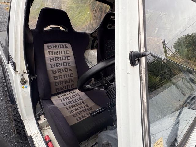 ジムニー CC AC PS 5MT 純正色 社外リーフリフトアップ JA22電動パワステ装着 BRIDEシートフルバケ 外ホイールMTタイヤ 外幌 1型グリル サイドシルガード 外追加メーター MOMOハン ウィンチ(45枚目)