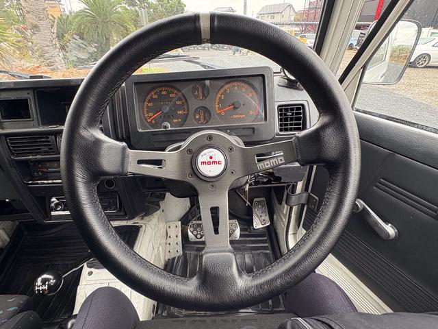 ジムニー CC AC PS 5MT 純正色 社外リーフリフトアップ JA22電動パワステ装着 BRIDEシートフルバケ 外ホイールMTタイヤ 外幌 1型グリル サイドシルガード 外追加メーター MOMOハン ウィンチ(50枚目)