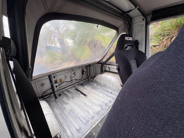 ジムニー CC AC PS 5MT 純正色 社外リーフリフトアップ JA22電動パワステ装着 BRIDEシートフルバケ 外ホイールMTタイヤ 外幌 1型グリル サイドシルガード 外追加メーター MOMOハン ウィンチ(53枚目)