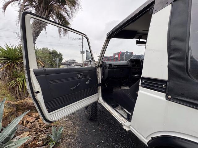 ジムニー CC AC PS 5MT 純正色 社外リーフリフトアップ JA22電動パワステ装着 BRIDEシートフルバケ 外ホイールMTタイヤ 外幌 1型グリル サイドシルガード 外追加メーター MOMOハン ウィンチ(56枚目)