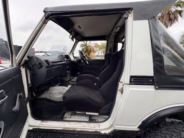 ジムニー CC AC PS 5MT 純正色 社外リーフリフトアップ JA22電動パワステ装着 BRIDEシートフルバケ 外ホイールMTタイヤ 外幌 1型グリル サイドシルガード 外追加メーター MOMOハン ウィンチ(57枚目)