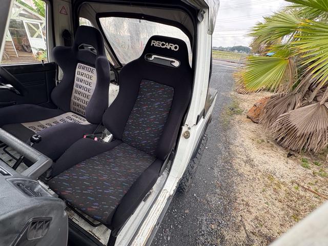 ジムニー CC AC PS 5MT 純正色 社外リーフリフトアップ JA22電動パワステ装着 BRIDEシートフルバケ 外ホイールMTタイヤ 外幌 1型グリル サイドシルガード 外追加メーター MOMOハン ウィンチ(58枚目)