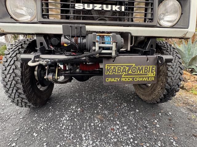 ジムニー CC AC PS 5MT 純正色 社外リーフリフトアップ JA22電動パワステ装着 BRIDEシートフルバケ 外ホイールMTタイヤ 外幌 1型グリル サイドシルガード 外追加メーター MOMOハン ウィンチ(65枚目)