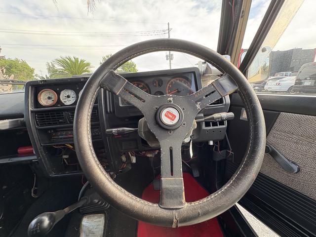 ジムニー スコットリミテッド AC PS 5MT 全塗装 社外フロントバンパー ワンオフ社外テールレンズ ナンバー灯移設 社外AW MTタイヤ 社外シートカバー 社外ハンドル 社外3連追加メーター オーディオレス(28枚目)