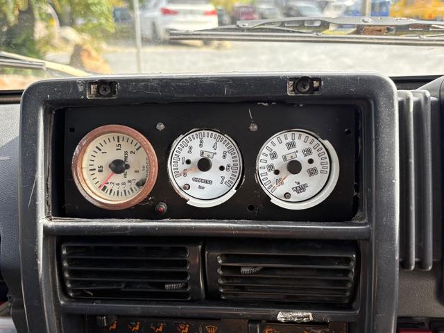 ジムニー スコットリミテッド AC PS 5MT 全塗装 社外フロントバンパー ワンオフ社外テールレンズ ナンバー灯移設 社外AW MTタイヤ 社外シートカバー 社外ハンドル 社外3連追加メーター オーディオレス(35枚目)