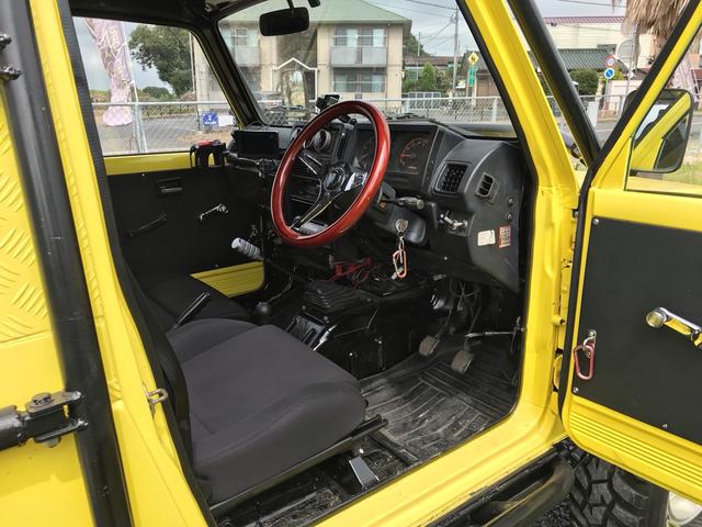 ジムニー サマーウインド　リミテッド　ＡＣ　ＰＳ　５ＭＴ　社外リーフリフトアップ　改造公認車　バンカット車　前後エアロッカー　ダウンギア　油圧電動Ｗパワステ　強化シャフト　ワンオフロールバー　２５５ＭＴタイヤ　ウィンチ　社外前後バンパー（26枚目）