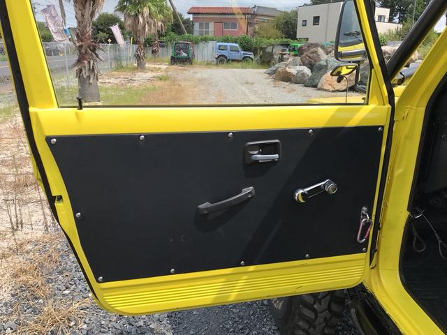 ジムニー サマーウインド　リミテッド　ＡＣ　ＰＳ　５ＭＴ　社外リーフリフトアップ　改造公認車　バンカット車　前後エアロッカー　ダウンギア　油圧電動Ｗパワステ　強化シャフト　ワンオフロールバー　２５５ＭＴタイヤ　ウィンチ　社外前後バンパー（43枚目）