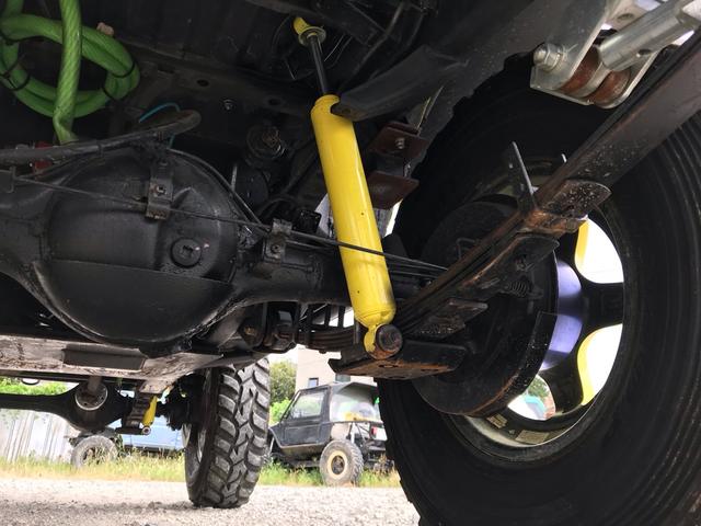 ジムニー サマーウインド　リミテッド　ＡＣ　ＰＳ　５ＭＴ　社外リーフリフトアップ　改造公認車　バンカット車　前後エアロッカー　ダウンギア　油圧電動Ｗパワステ　強化シャフト　ワンオフロールバー　２５５ＭＴタイヤ　ウィンチ　社外前後バンパー（65枚目）